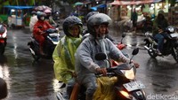 Kawasan ini mulai diguyur hujan sekitar pukul 17:00 WIB.