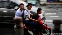 Selain itu, BMKG pun mengeluarkan peringatan dini agar masyarakat mewaspadai potensi hujan kilat/petir dan angin kencang pada sore hingga malam hari di wilayah Jaktim.