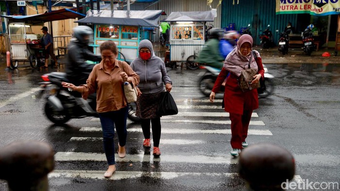 Hati-hati! Jaktim Diguyur Hujan Beserta Angin Kencang hingga Malam