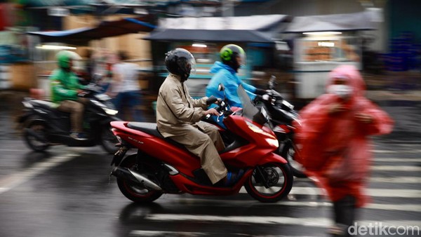 Hati-hati! Jaktim Diguyur Hujan Beserta Angin Kencang hingga Malam