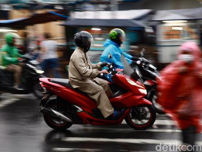 Hati-hati! Jaktim Diguyur Hujan Beserta Angin Kencang hingga Malam
