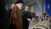 Dalam acara yang digelar pada Minggu (19/11) waktu setempat tersebut, Khamenei, seperti dikutip Al-Arabiya, Senin (20/11/2023) mendesak negara-negara Muslim untuk memutuskan hubungan politik dengan Israel. Dia juga meminta negara-negara Muslim untuk menghalangi aliran energi dan barang ke Israel.
