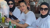 Irish Bella kini lebih banyak menghabiskan waktu bersama sahabatnya. Makan bersama Paula Verhoeven hingha Vibi Zubedi dilakukannya sambil bekerja bersama. Foto: Instagram/_irishbella_