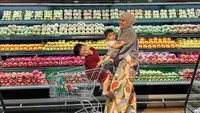 Sebagai ibu dari dua anak, Irish Bella selalu berusaha memenuhi kebutuhan anaknya. Belanja buah-buahan sambil menggendong kedua anaknya rutin dilakukan Irish Bella. Foto: Instagram/_irishbella_