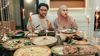 Sebagai ibu dari dua anak, Irish Bella selalu berusaha memenuhi kebutuhan anaknya. Belanja buah-buahan sambil menggendong kedua anaknya rutin dilakukan Irish Bella. Foto: Instagram/_irishbella_