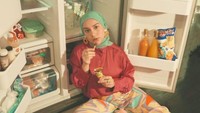Irish Bella sosok yang gemar menyantap camilan. Mulai dari biskuit hingga cokelat semua disediakan di dalam kulkas rumahnya. Foto: Instagram/_irishbella_