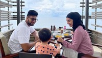 Sarapan dengan pemandangan lautan lepas dipilih Irish dan Amar untuk menikmati waktu liburannya. Irish Bella dengan sabar menyuapi anaknya dengan telur sambil menonton video dari ponsel. Foto: Instagram/_irishbella_