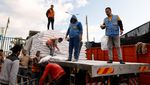 Semringah Warga Palestina Dapat Bantuan Berkarung-karung Tepung