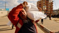 Seorang warga terlihat meluapkan emosinya saat menerima bantuan tepung di kawasan Rafa, Gaza, Selasa (21/11/2023).