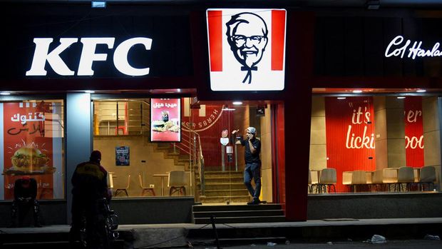Workers work at an empty Kentucky Fried Chicken (KFC) restaurant as a result of the boycott of Western brands in Egypt due to the Israeli bombardment in Gaza amid the ongoing conflict between Israel and the Palestinian Islamist group Hamas, in Cairo, Egypt, November 20 , 2023. REUTERS/Mohamed Abd El Ghany