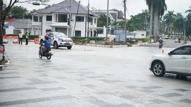 Jalan 'Keramik' Sudirman Medan yang dikeluhkan warga karena licin. (Adhe Junaedy/detikSumut)