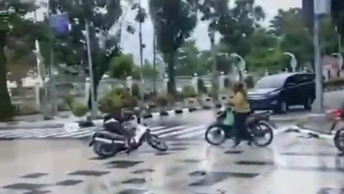 Jalan licin di Medan yang membuat pengendara tergelincir. (Istimewa)