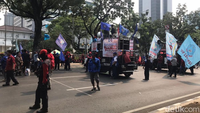 Jalan Merdeka Selatan depan Balai Kota DKI Jakarta ditutup imbas demo buruh. (Fitrya Anugrah Kusumah/detikcom)