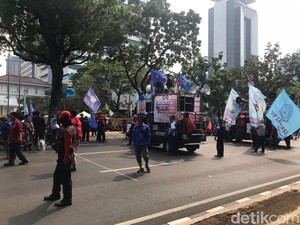 Buruh Demo Jelang UMP Diumumkan, Jalan Depan Balkot DKI Ditutup