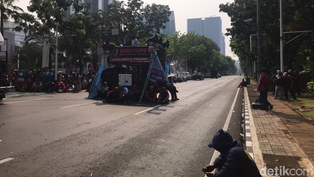 Jalan Merdeka Selatan depan Balai Kota DKI Jakarta ditutup imbas demo buruh. (Fitrya Anugrah Kusumah/detikcom)