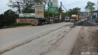 Saat menelusuri jalan ini, detikcom melihat titik kerusakan paling parah berada di dekat perlintasan rel kereta api menuju gerbang Perumnas Bumi Parung Panjang, Sentraland. Di area ini terdapat banyak lubang yang cukup dalam kira-kira 10-20 cm.