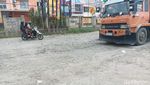 Rusak Parah! Begini Penampakan Jalan di Parung Panjang