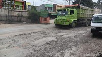 Secara umum kerusakan banyak terjadi hanya di satu sisi jalan, yakni lajur yang mengarah dari tempat tambang menuju Tangerang Kota. Di sepanjang lajur ini kondisi jalan terlihat tidak rata, membentuk dua cekungan panjang seperti perlintasan yang dilalui truck.