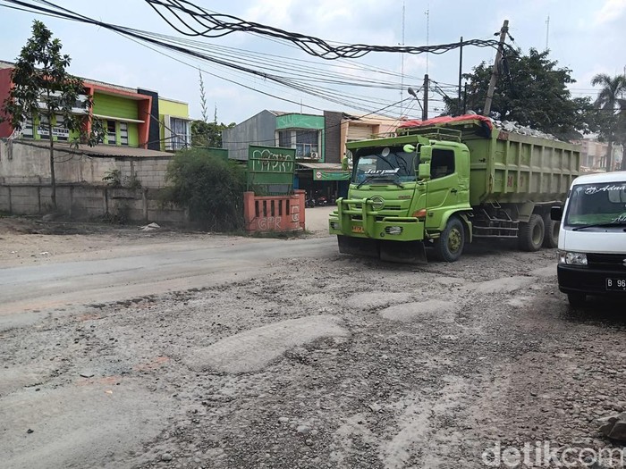 Mengecek Seberapa Rusak Jalan Parung Panjang Yang Viral Ternyata