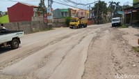 Penasaran kondisi jalan yang rusak hingga membuat banyak warga protes, detikcom langsung menyambangi lokasi yang berada di Jalan Parung Panjang-Bunar, Selasa (21/11/2023).