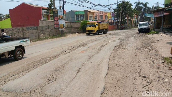 Rusak Parah Begini Penampakan Jalan Di Parung Panjang