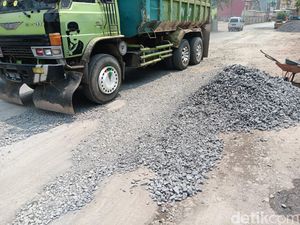Jalan Rusak Parah Gegara Truk Jumbo, Warga Parung Panjang Ngadu ke DPR