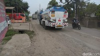 Kondisi serupa juga ditemui di titik jalan yang dekat dengan Sentraland Avenue, Perumnas Sektor 1. Di area ini kerusakan jalan terjadi sepanjang beberapa meter. Namun di area ini juga terlihat ada sejumlah pekerja tengah menimbun lubang-lubang yang ada dengan kerikil untuk membuat jalan lebih rata.
