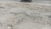 Sebagai tambahan informasi, banyaknya truck yang melintas dan rusaknya jalan Parung Panjang ini sempat membuat warga sekitar merasa geram. Akibatnya tidak sedikit warga yang memutuskan untuk berdemo di kantor Camat Parung Panjang pada Senin (20/11) kemarin.