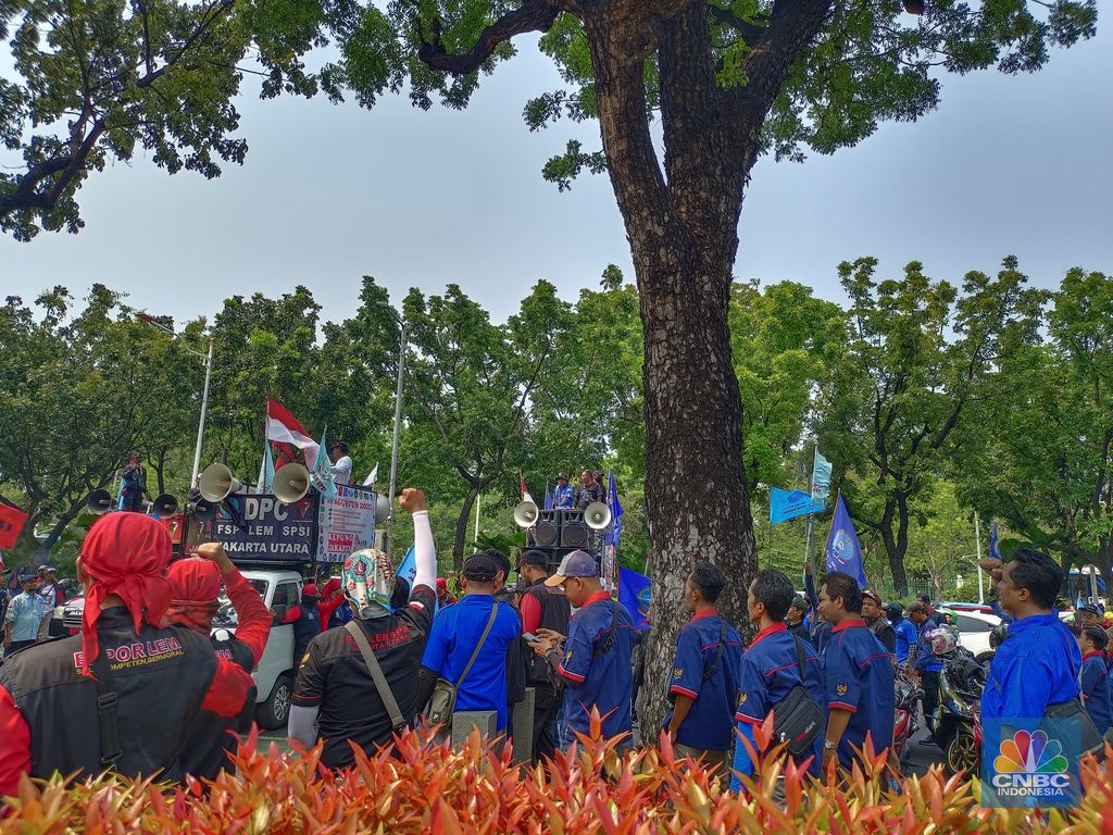 Jelang Penetapan UMP 2024, Kantor Pj Gubernur Digeruduk Buruh. (CNBC Indonesia/Martya Sari)
