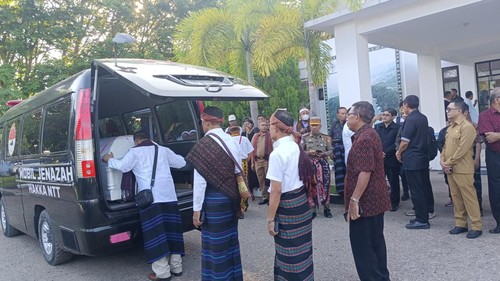 Jenazah Uskup Agung Ende Mgr Vincentius Sensi Potokota tiba di Bandara El Tari, Kupang, NTT, Selasa (21/11/2023).