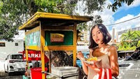Tak melulu mewah, Jessica Iskandar juga hobi kulineran kaki lima. Seperti momen saat beli ketoprak gerobakan di pinggir jalan ini. Foto: Instagram @inijedar