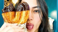 Jessica Iskandar dan Vincent Verhaag memang dikenal sebagai pasangan suami istri romantis. Itu terlihat dari gaya kulinernya. Foto: Instagram @inijedar