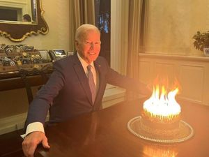 Netizen Salfok Lihat Lilin Berapi Besar di Kue Ultah Joe Biden ke-81
