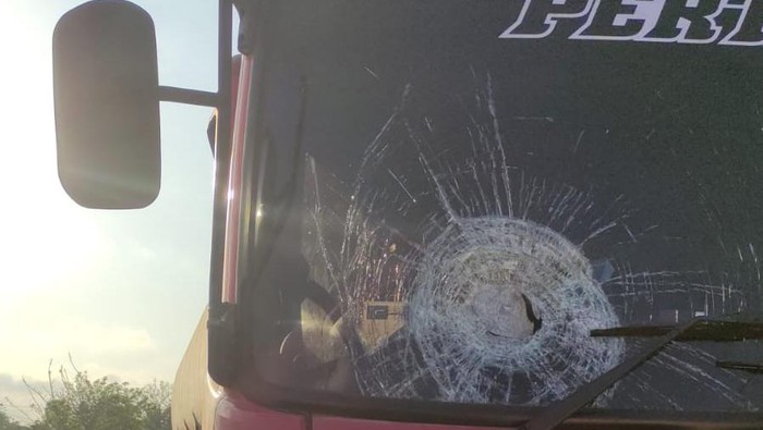 Kaca truk BBM pecah dilempar batu oleh OTK di Jeneponto, Sulsel.