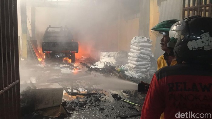 kebakaran gudang toko bahan bangunan di mojokerto