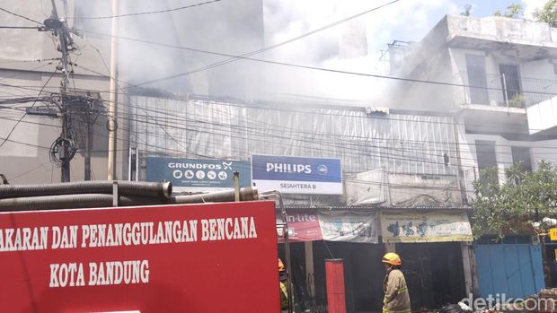 Kebakaran ruko di Jalan Banceuy, Kota Bandung, Selasa (21/11/2023).