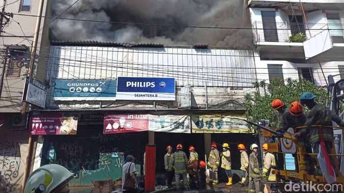 Kebakaran ruko di Jalan Banceuy, Kota Bandung, Selasa (21/11/2023).