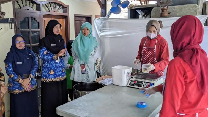 Kepala Dinas Kesehatan (Kadinkes) Mary Liziawati mengecek langsung pembuatan menu stunting ke vendor.