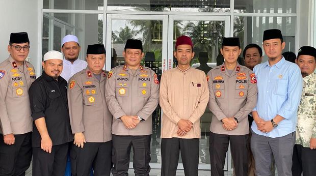 Kepala Ops Nusantara Cooling System Irjen Asep Edi Suheri dan rombongan silaturahmi dengan Ustaz Abdul Somad di Pesantren Nurul Azhar, Rumbai, Pekanbaru, Selasa (21/11/2023).