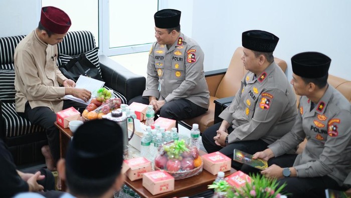 Kepala Ops Nusantara Cooling System Irjen Asep Edi Suheri dan rombongan silaturahmi dengan Ustaz Abdul Somad di Pesantren Nurul Azhar, Rumbai, Pekanbaru, Selasa (21/11/2023).