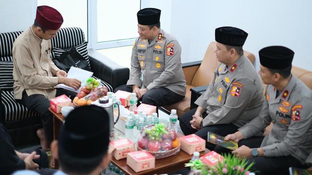 Kepala Ops Nusantara Cooling System Irjen Asep Edi Suheri dan rombongan silaturahmi dengan Ustaz Abdul Somad di Pesantren Nurul Azhar, Rumbai, Pekanbaru, Selasa (21/11/2023).
