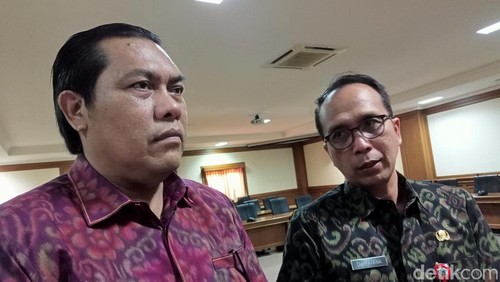 Ketua Komisi IV DPRD Badung I Made Suwardana (kiri) dan Kepala Disdikpora Badung Gusti Made Dwipayana usai rapat, Selasa (21/11/2023). (Agus Eka/detikBali)