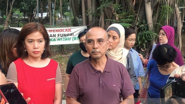 Ketua RW 01 Kayu Putih Mohamad Imson saat memberikan keterangan terkait rencana pembangunan Puskemas di RTH Kelurahan Kayu Putih (ANTARA/Syaiful Hakim)