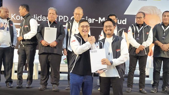Ketua TPD Ganjar-Mahfud Md Sulsel, dr Udin Saputra Malik (kanan) menerima SK dari Ketua TPN Arsyad Rasyid di Sari Pacific Jakarta, Sabtu (18/11).