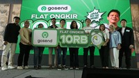 Sohan Vaswani - Head Global Ride and Send Strategy & Planning Gojek, Ariel NOAH - Musisi & Brand Ambassador GoSend, Theresia Nadya - Head of Marketing Logistics Gojek, Steven Halim - Head of Commercial Transport and Logistics Gojek berfoto bersama Tokopedia Seller (Foto 4) dan Best Seller GoSend (Foto 5) dalam acara GOSENDHEMAT Flat Ongkir di Jakarta (20/11). 