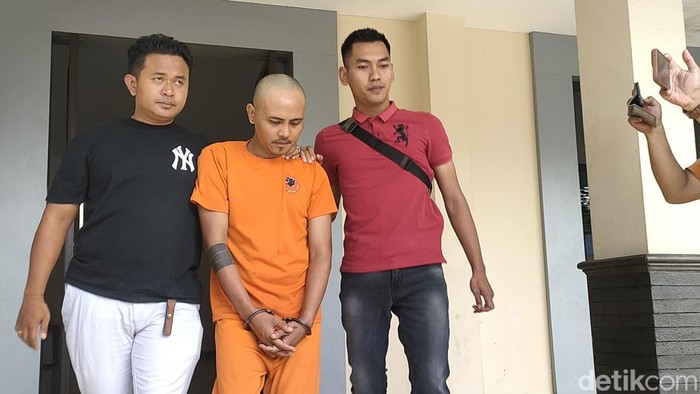 Kolase foto video viral dengan jumpa pers tampang koboi Garut yang letuskan pistol.