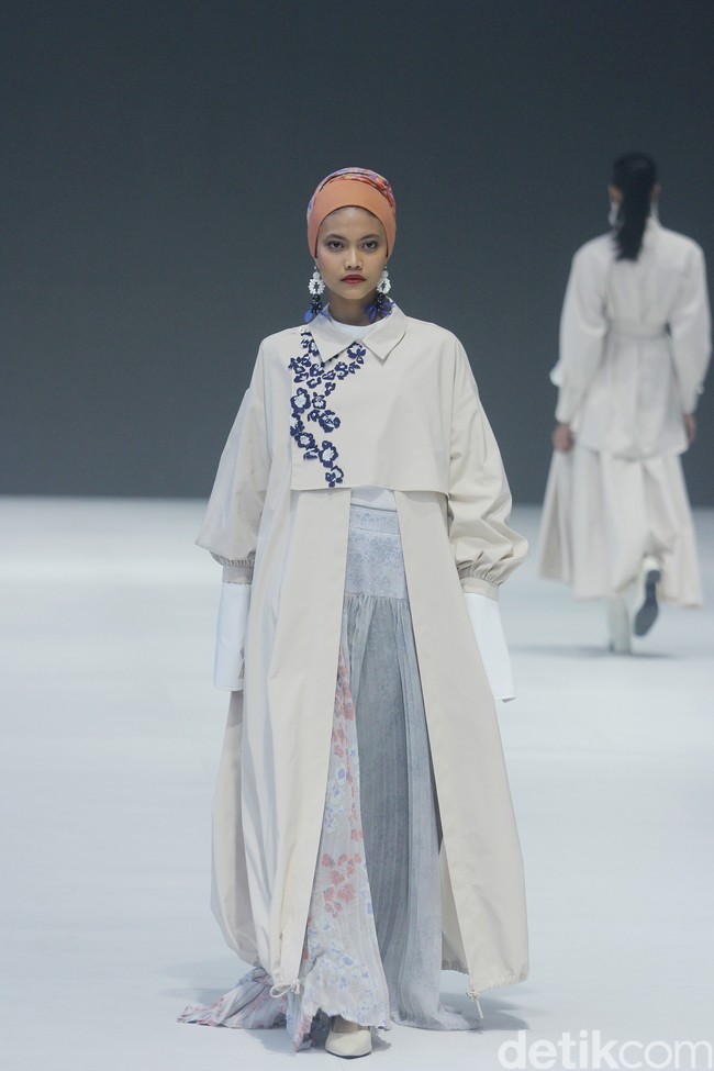 Fashion show brand Kami. yang berlangsung di Jakarta Fashion Week 2024. Brand yang didirikan oleh Nadya Karina, Istafiana Candarini, dan Afina Candarini itu menghadirkan koleksi yang berjudul Primavera. Foto: Mohammad Abduh/detikcom. 