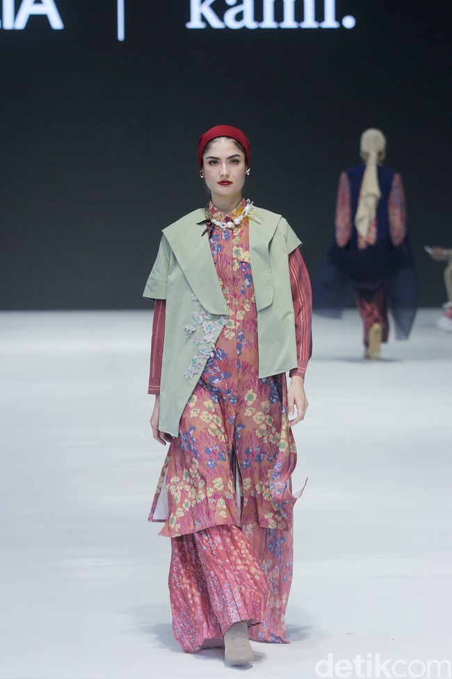 Fashion show brand Kami. yang berlangsung di Jakarta Fashion Week 2024. Brand yang didirikan oleh Nadya Karina, Istafiana Candarini, dan Afina Candarini itu menghadirkan koleksi yang berjudul Primavera. Foto: Mohammad Abduh/detikcom. 