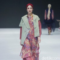 Fashion show brand Kami. yang berlangsung di Jakarta Fashion Week 2024. Brand yang didirikan oleh Nadya Karina, Istafiana Candarini, dan Afina Candarini itu menghadirkan koleksi yang berjudul Primavera. Foto: Mohammad Abduh/detikcom. 