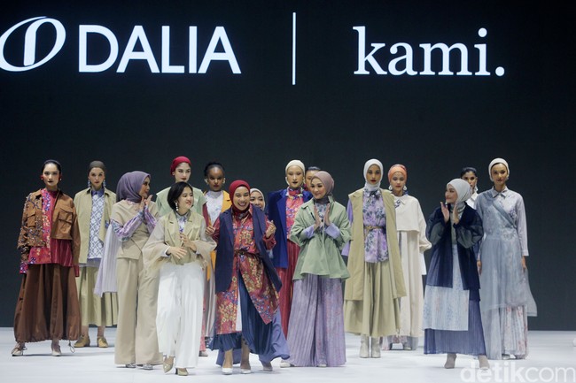 Fashion show brand Kami. yang berlangsung di Jakarta Fashion Week 2024. Brand yang didirikan oleh Nadya Karina, Istafiana Candarini, dan Afina Candarini itu menghadirkan koleksi yang berjudul Primavera. Foto: Mohammad Abduh/detikcom. 